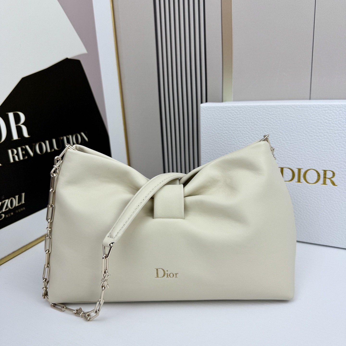 乔纳森·安德森 (Jonathan Anderson) 倾情呈献的新款 Dior Bow 手袋彰显法国的