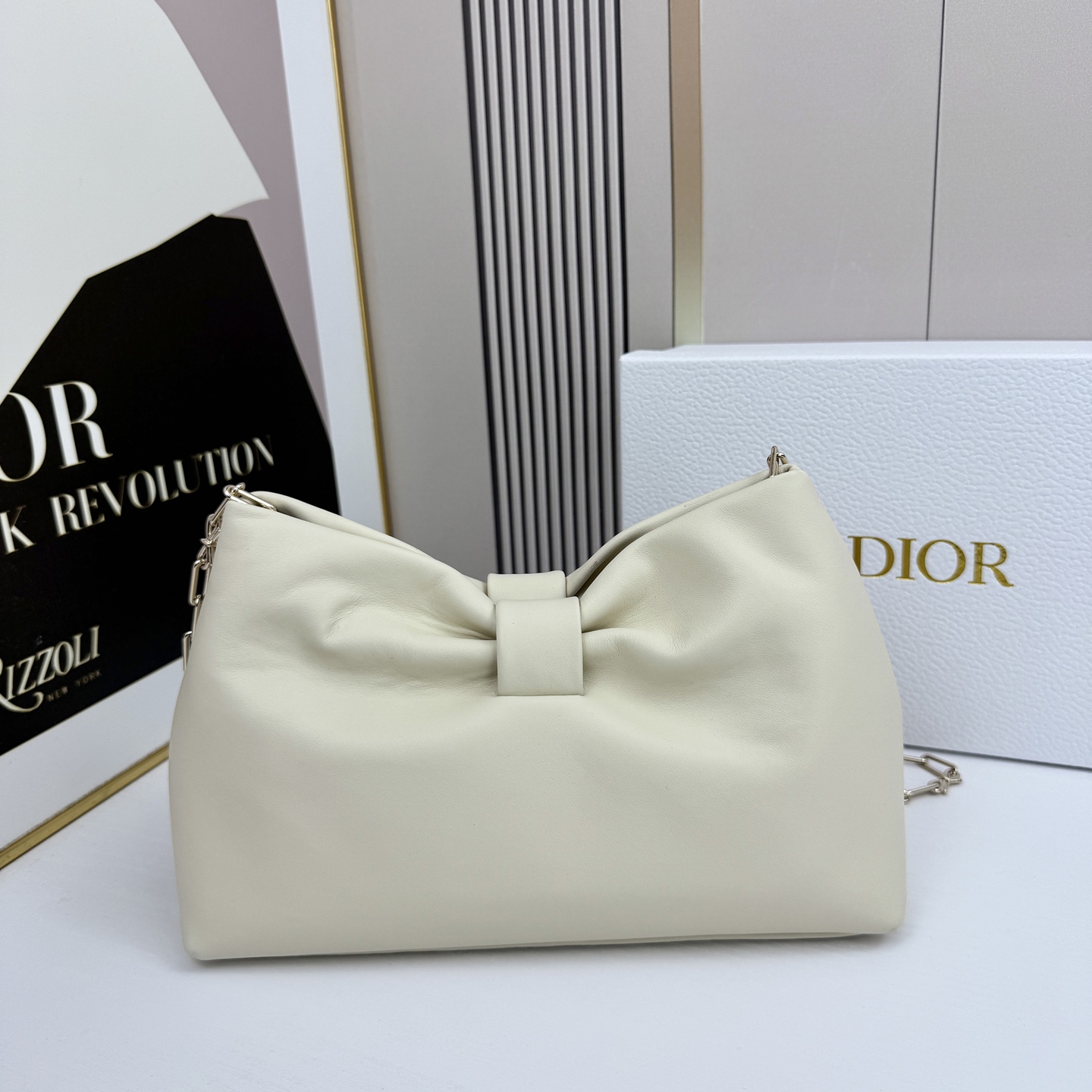 乔纳森·安德森 (Jonathan Anderson) 倾情呈献的新款 Dior Bow 手袋彰显法国的