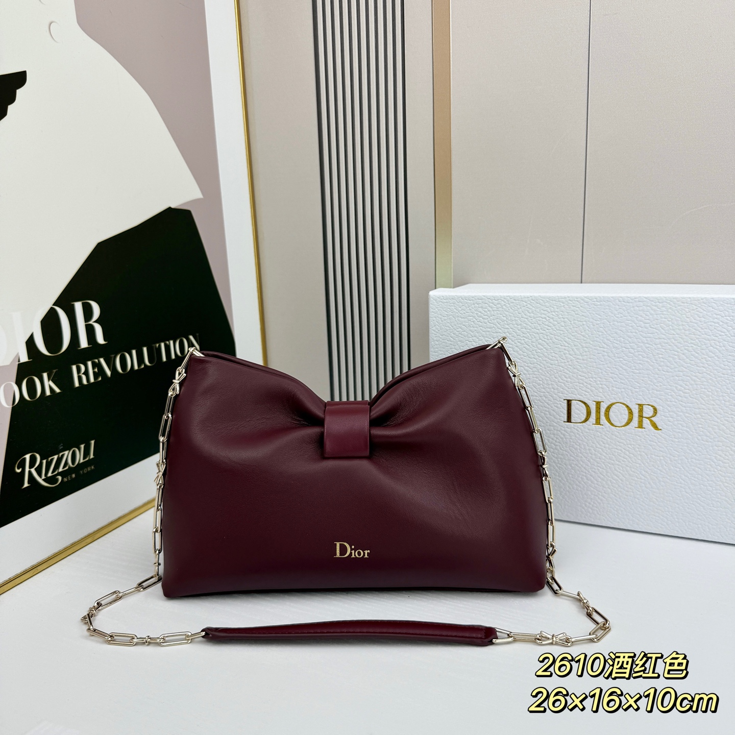 乔纳森·安德森 (Jonathan Anderson) 倾情呈献的新款 Dior Bow 手袋彰显法国的