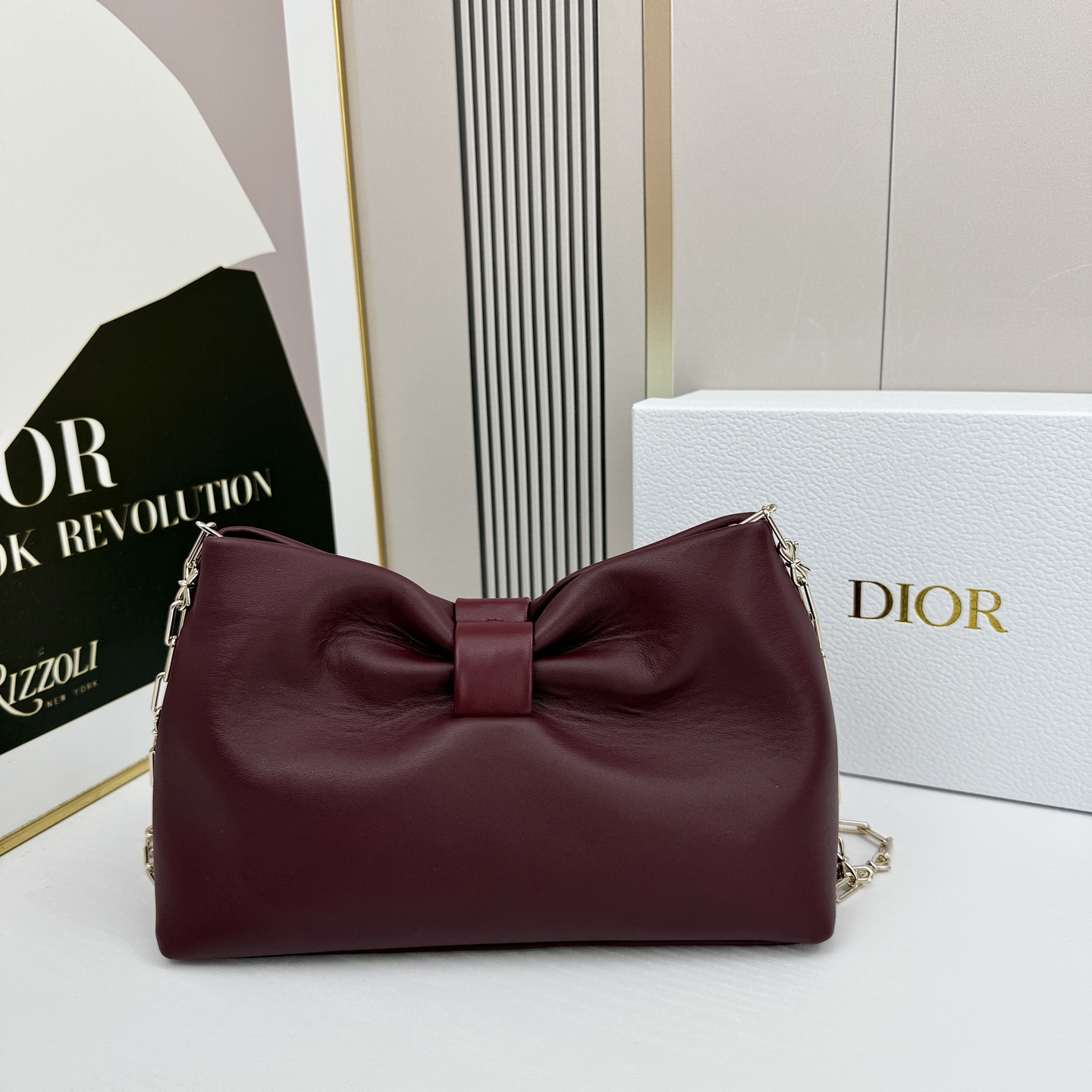 乔纳森·安德森 (Jonathan Anderson) 倾情呈献的新款 Dior Bow 手袋彰显法国的