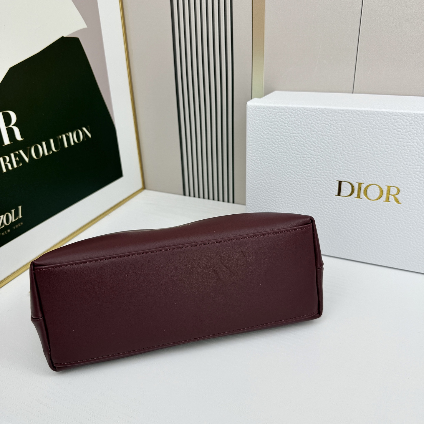 乔纳森·安德森 (Jonathan Anderson) 倾情呈献的新款 Dior Bow 手袋彰显法国的