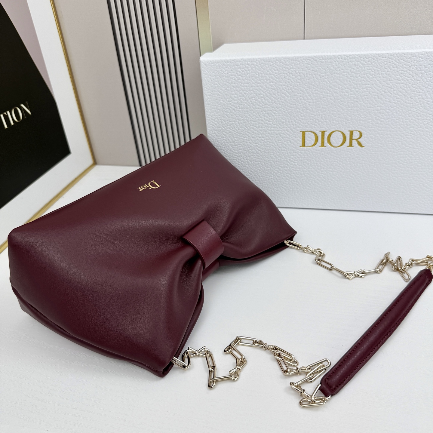 乔纳森·安德森 (Jonathan Anderson) 倾情呈献的新款 Dior Bow 手袋彰显法国的