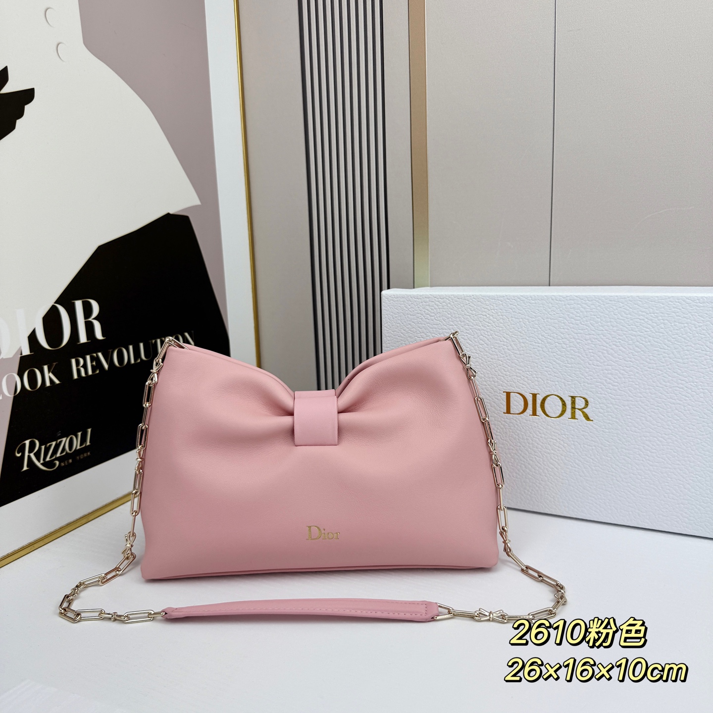 乔纳森·安德森 (Jonathan Anderson) 倾情呈献的新款 Dior Bow 手袋彰显法国的