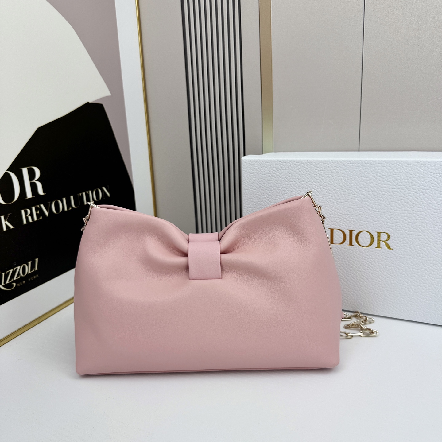 乔纳森·安德森 (Jonathan Anderson) 倾情呈献的新款 Dior Bow 手袋彰显法国的