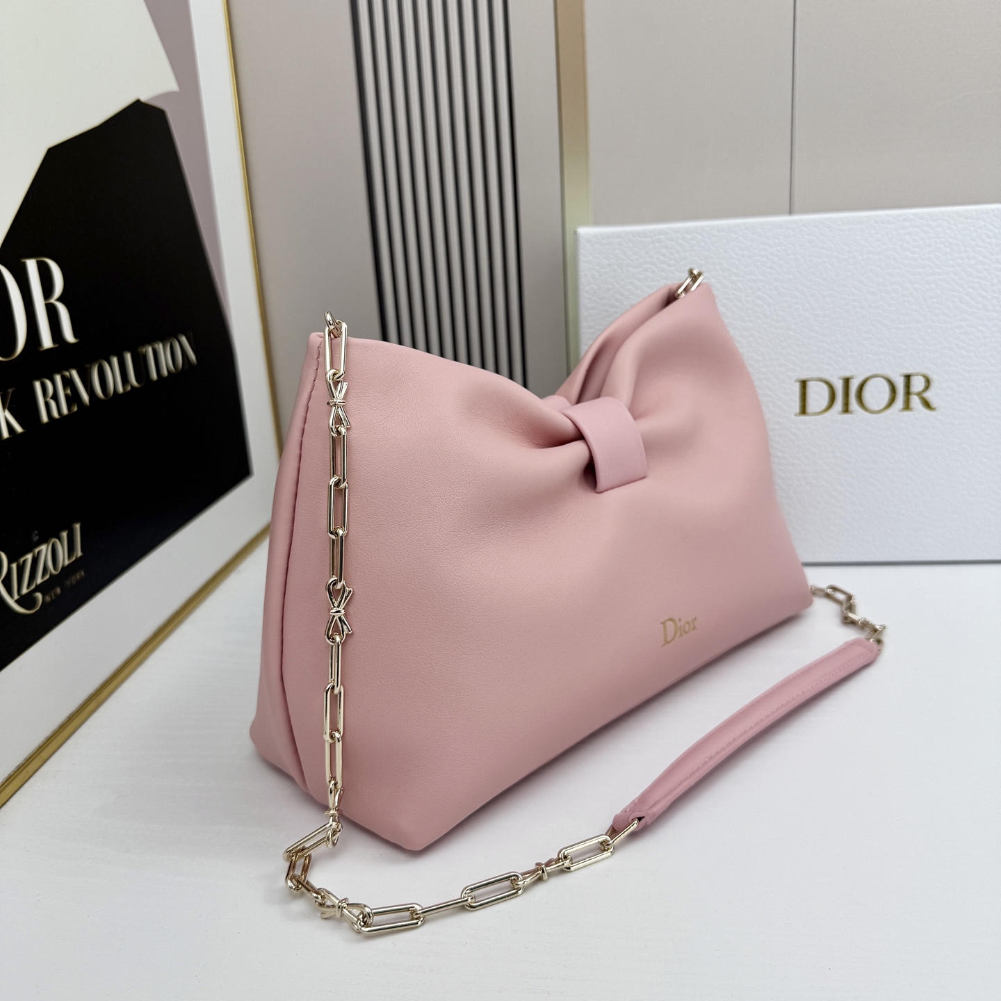 乔纳森·安德森 (Jonathan Anderson) 倾情呈献的新款 Dior Bow 手袋彰显法国的