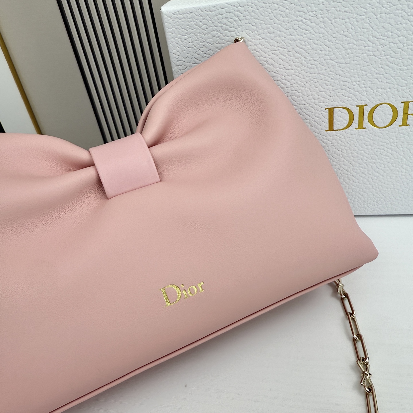 乔纳森·安德森 (Jonathan Anderson) 倾情呈献的新款 Dior Bow 手袋彰显法国的