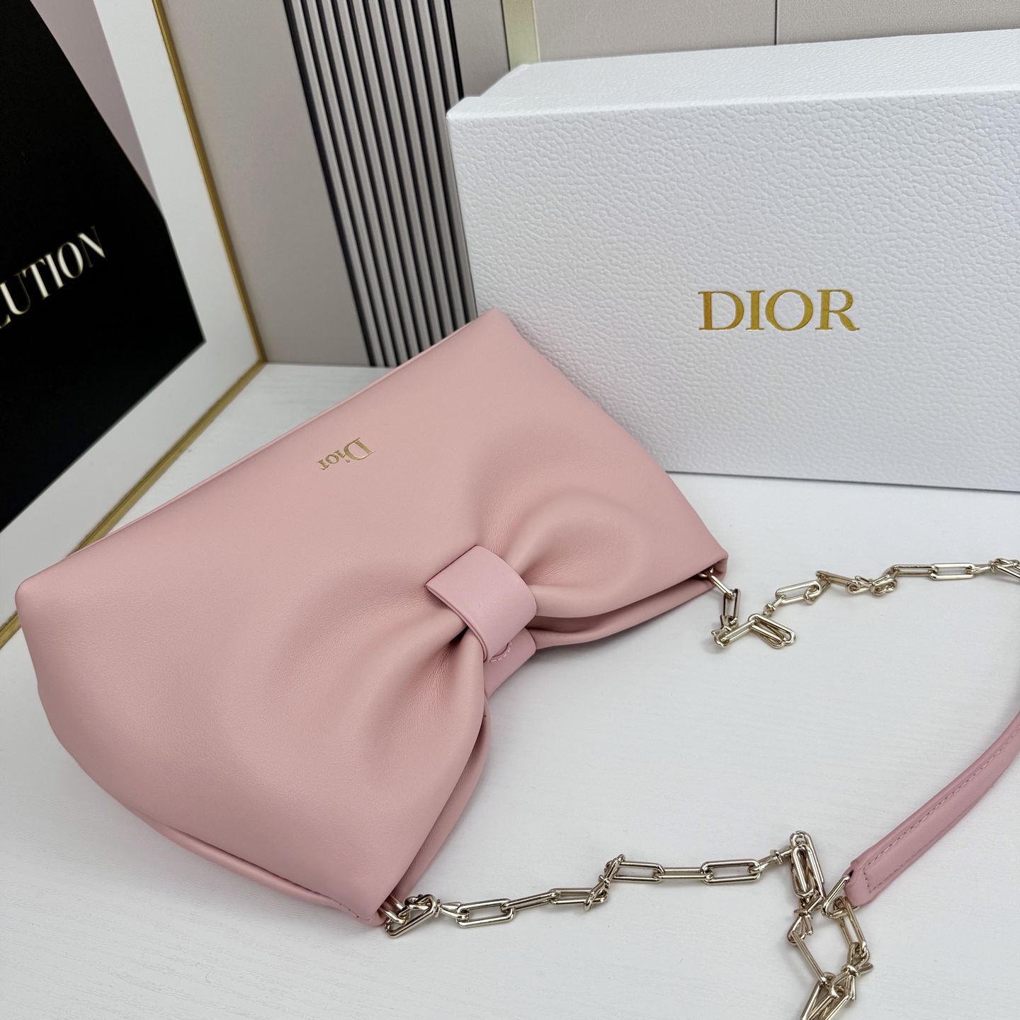 乔纳森·安德森 (Jonathan Anderson) 倾情呈献的新款 Dior Bow 手袋彰显法国的