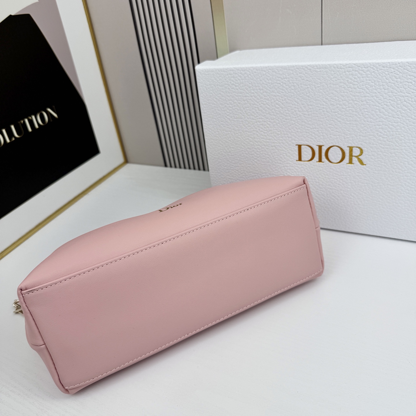 乔纳森·安德森 (Jonathan Anderson) 倾情呈献的新款 Dior Bow 手袋彰显法国的