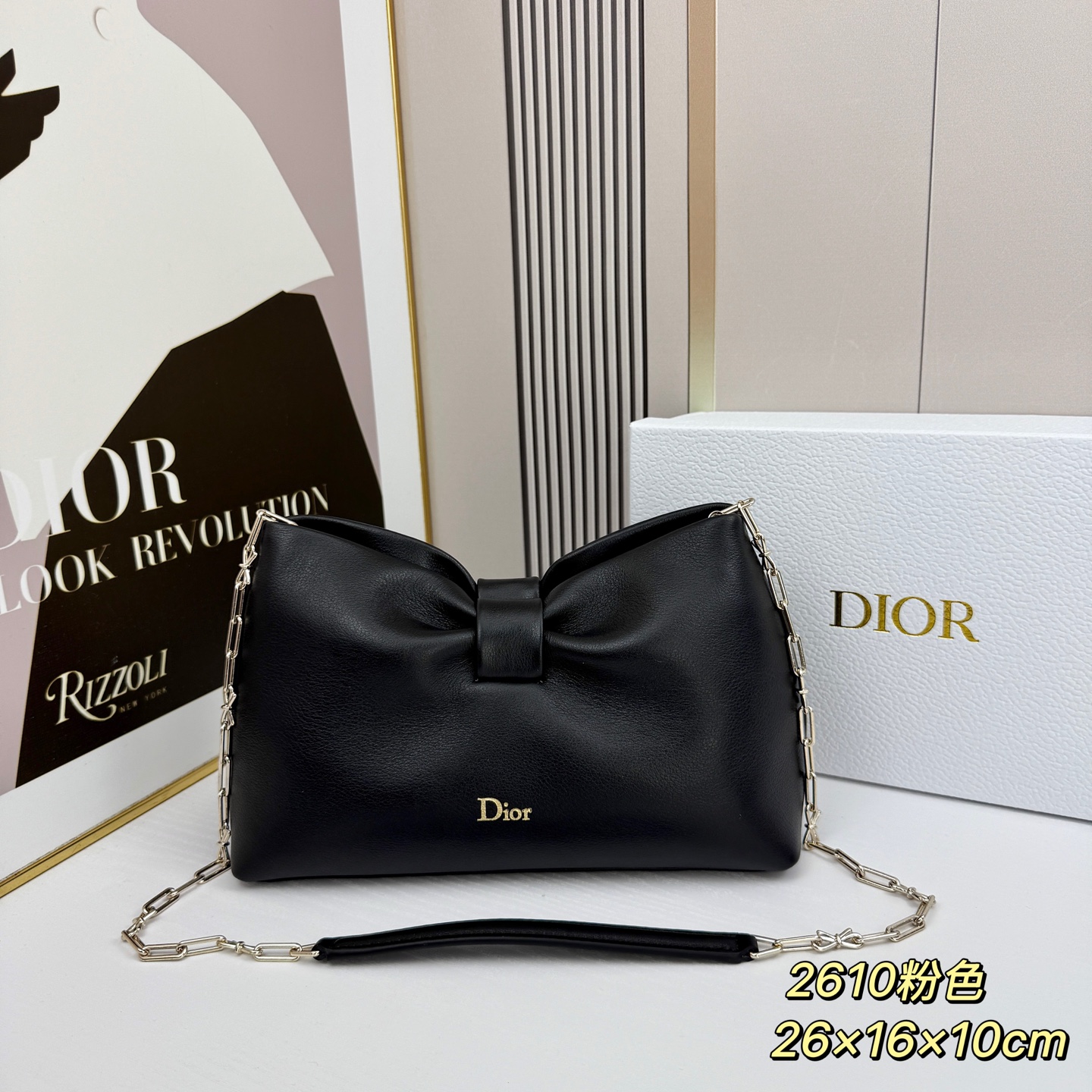 乔纳森·安德森 (Jonathan Anderson) 倾情呈献的新款 Dior Bow 手袋彰显法国的