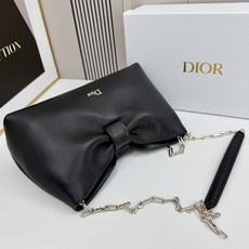 乔纳森·安德森 (Jonathan Anderson) 倾情呈献的新款 Dior Bow 手袋彰显法国的 乔纳森·安德森 (Jonathan Anderson) 倾情呈献的新款 Dior Bow 手袋彰显法国的