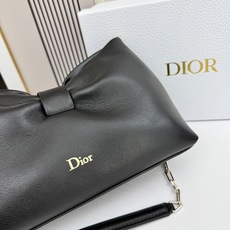 乔纳森·安德森 (Jonathan Anderson) 倾情呈献的新款 Dior Bow 手袋彰显法国的 乔纳森·安德森 (Jonathan Anderson) 倾情呈献的新款 Dior Bow 手袋彰显法国的