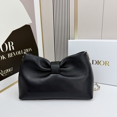 乔纳森·安德森 (Jonathan Anderson) 倾情呈献的新款 Dior Bow 手袋彰显法国的 乔纳森·安德森 (Jonathan Anderson) 倾情呈献的新款 Dior Bow 手袋彰显法国的
