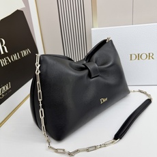 乔纳森·安德森 (Jonathan Anderson) 倾情呈献的新款 Dior Bow 手袋彰显法国的 乔纳森·安德森 (Jonathan Anderson) 倾情呈献的新款 Dior Bow 手袋彰显法国的