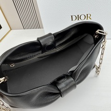乔纳森·安德森 (Jonathan Anderson) 倾情呈献的新款 Dior Bow 手袋彰显法国的 乔纳森·安德森 (Jonathan Anderson) 倾情呈献的新款 Dior Bow 手袋彰显法国的
