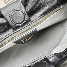 乔纳森·安德森 (Jonathan Anderson) 倾情呈献的新款 Dior Bow 手袋彰显法国的 乔纳森·安德森 (Jonathan Anderson) 倾情呈献的新款 Dior Bow 手袋彰显法国的