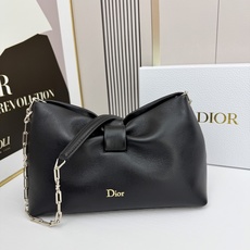 乔纳森·安德森 (Jonathan Anderson) 倾情呈献的新款 Dior Bow 手袋彰显法国的 乔纳森·安德森 (Jonathan Anderson) 倾情呈献的新款 Dior Bow 手袋彰显法国的