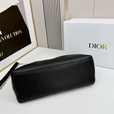 乔纳森·安德森 (Jonathan Anderson) 倾情呈献的新款 Dior Bow 手袋彰显法国的 乔纳森·安德森 (Jonathan Anderson) 倾情呈献的新款 Dior Bow 手袋彰显法国的