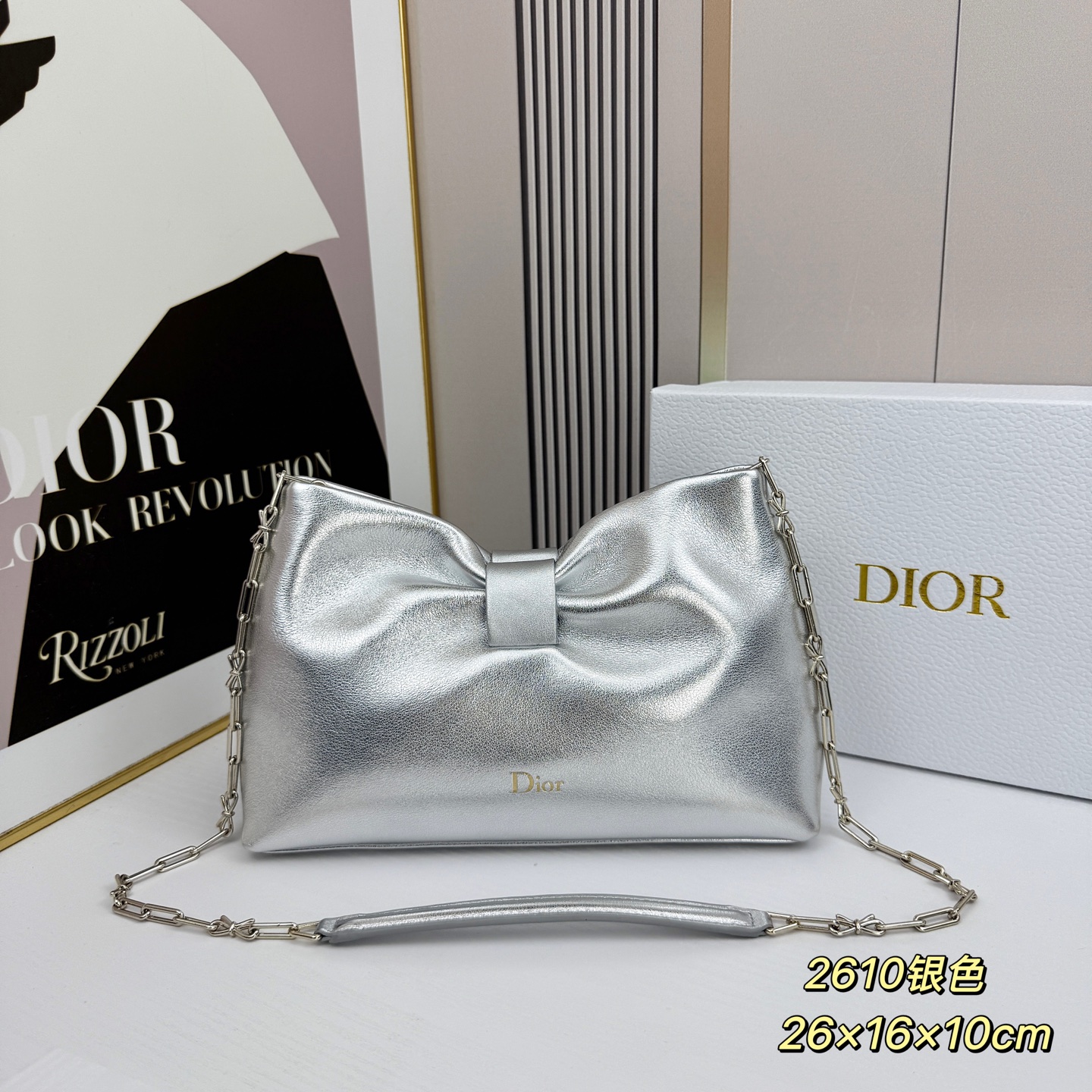 乔纳森·安德森 (Jonathan Anderson) 倾情呈献的新款 Dior Bow 手袋彰显法国的