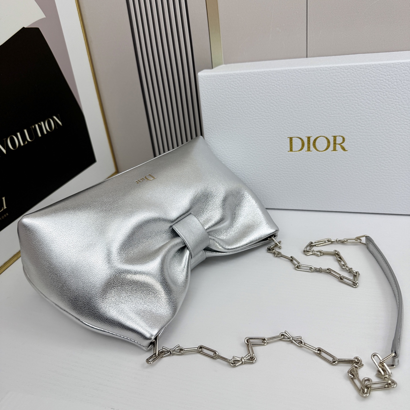 乔纳森·安德森 (Jonathan Anderson) 倾情呈献的新款 Dior Bow 手袋彰显法国的