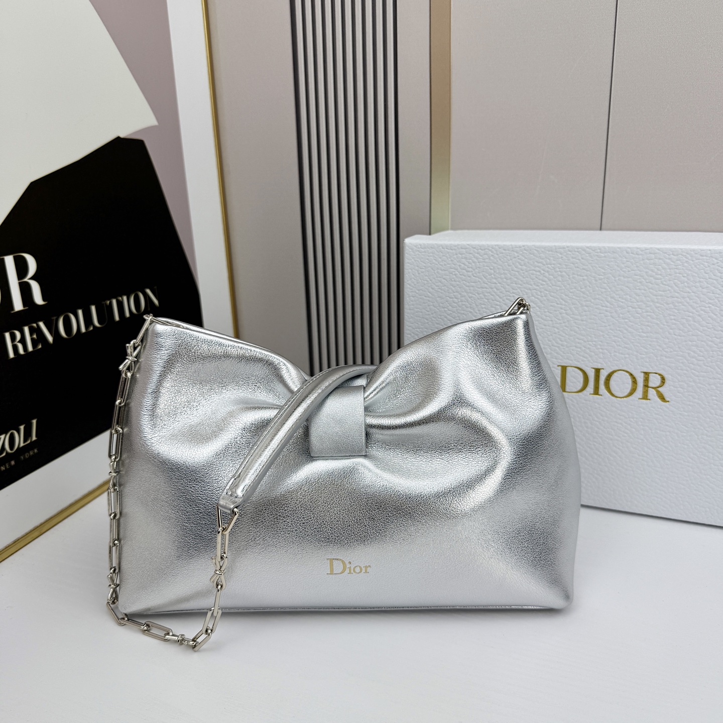 乔纳森·安德森 (Jonathan Anderson) 倾情呈献的新款 Dior Bow 手袋彰显法国的