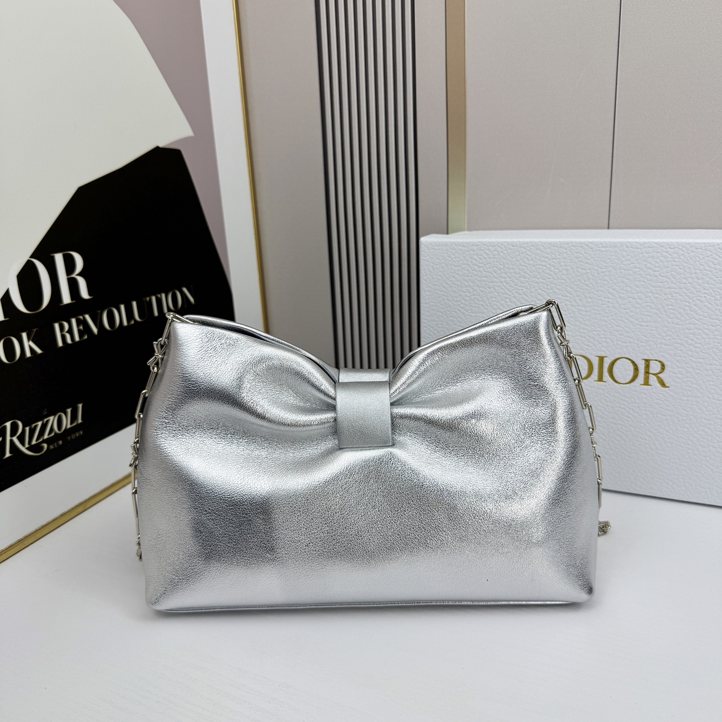 乔纳森·安德森 (Jonathan Anderson) 倾情呈献的新款 Dior Bow 手袋彰显法国的