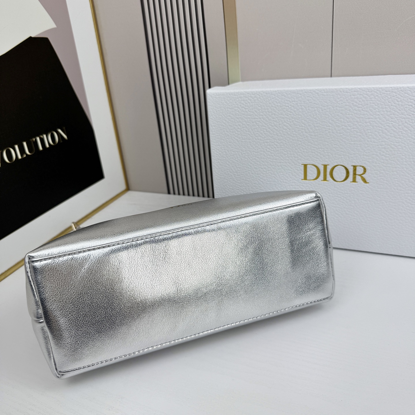 乔纳森·安德森 (Jonathan Anderson) 倾情呈献的新款 Dior Bow 手袋彰显法国的