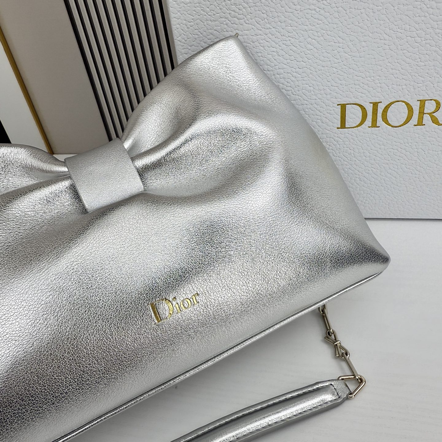 乔纳森·安德森 (Jonathan Anderson) 倾情呈献的新款 Dior Bow 手袋彰显法国的