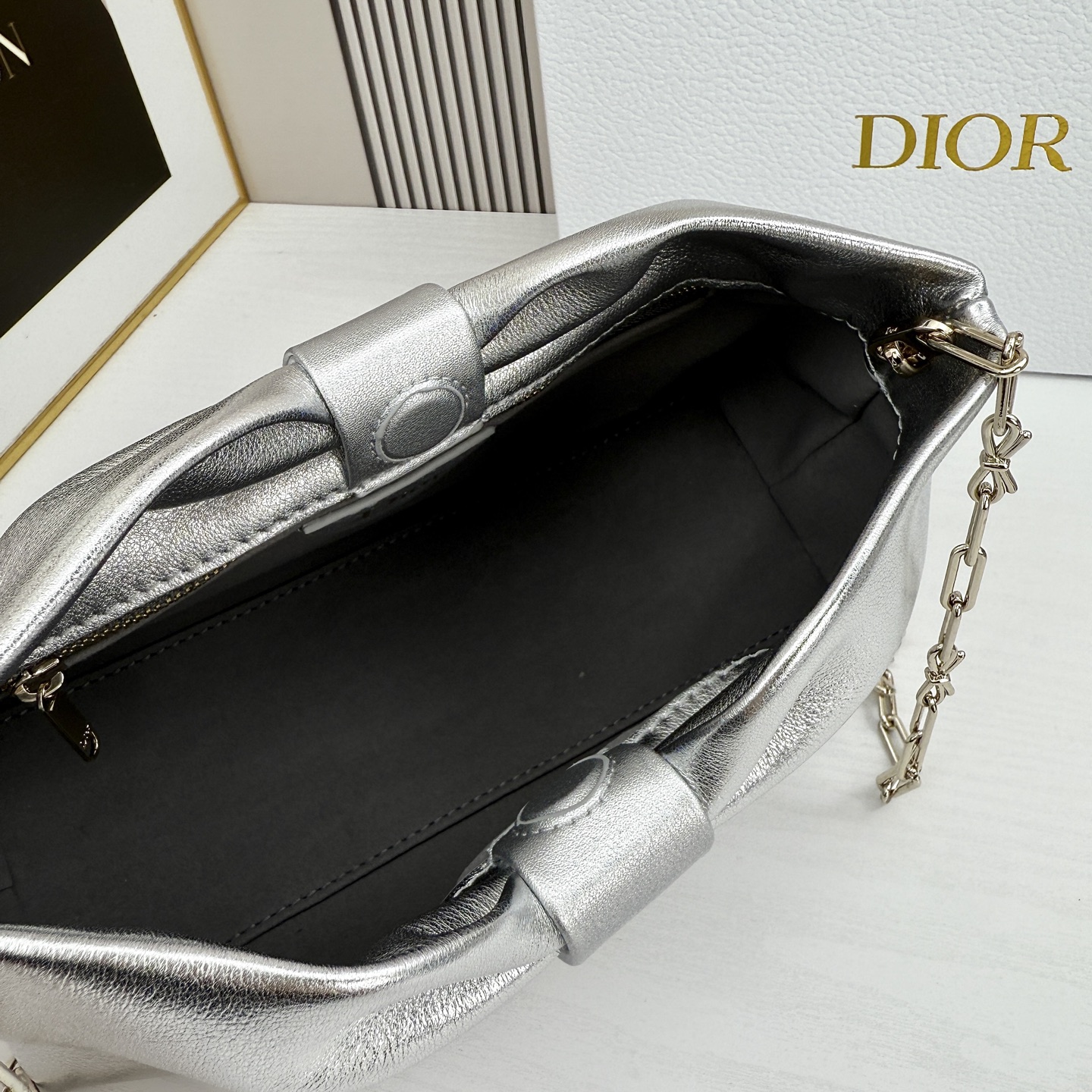 乔纳森·安德森 (Jonathan Anderson) 倾情呈献的新款 Dior Bow 手袋彰显法国的