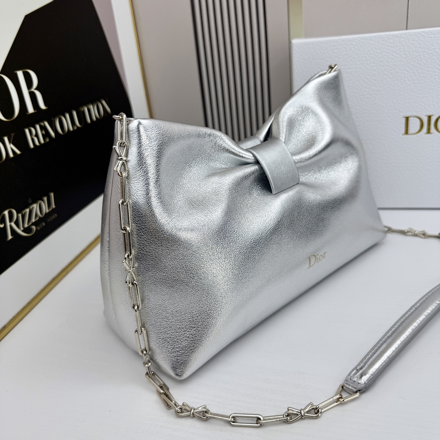 乔纳森·安德森 (Jonathan Anderson) 倾情呈献的新款 Dior Bow 手袋彰显法国的