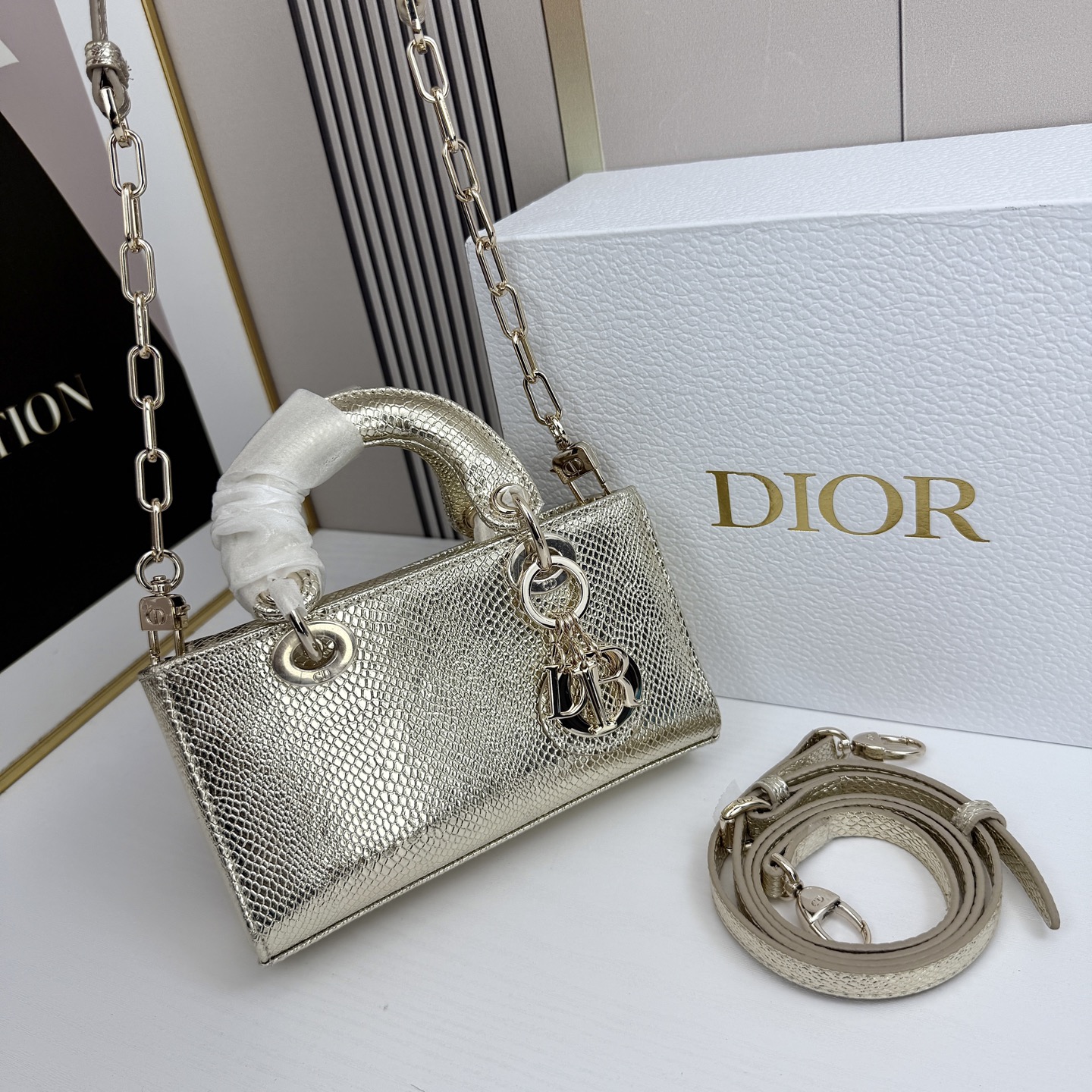 横版mini迪奥Dior 蜥蜴纹戴妃包🖤经典配色超级百搭比较稀有的皮质，搭配超级洋气🫧尺寸17.14
