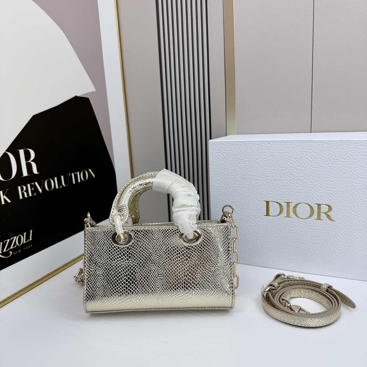 横版mini迪奥Dior 蜥蜴纹戴妃包🖤经典配色超级百搭比较稀有的皮质，搭配超级洋气🫧尺寸17.14