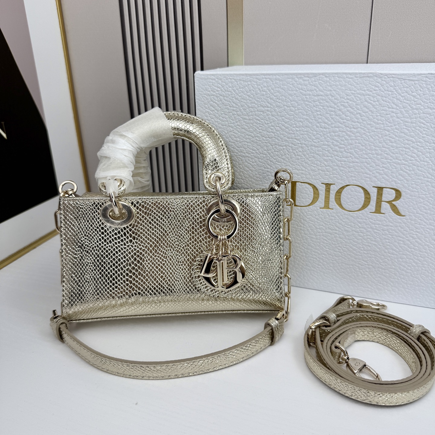 横版mini迪奥Dior 蜥蜴纹戴妃包🖤经典配色超级百搭比较稀有的皮质，搭配超级洋气🫧尺寸17.14