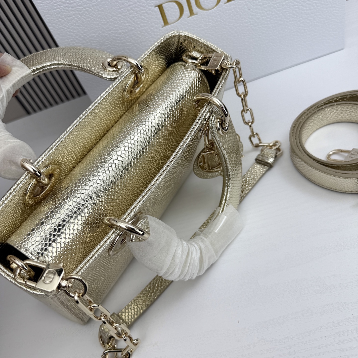 横版小号迪奥Dior 蜥蜴纹戴妃包🖤经典配色超级百搭比较稀有的皮质，搭配超级洋气🫧尺寸：22×13×4c