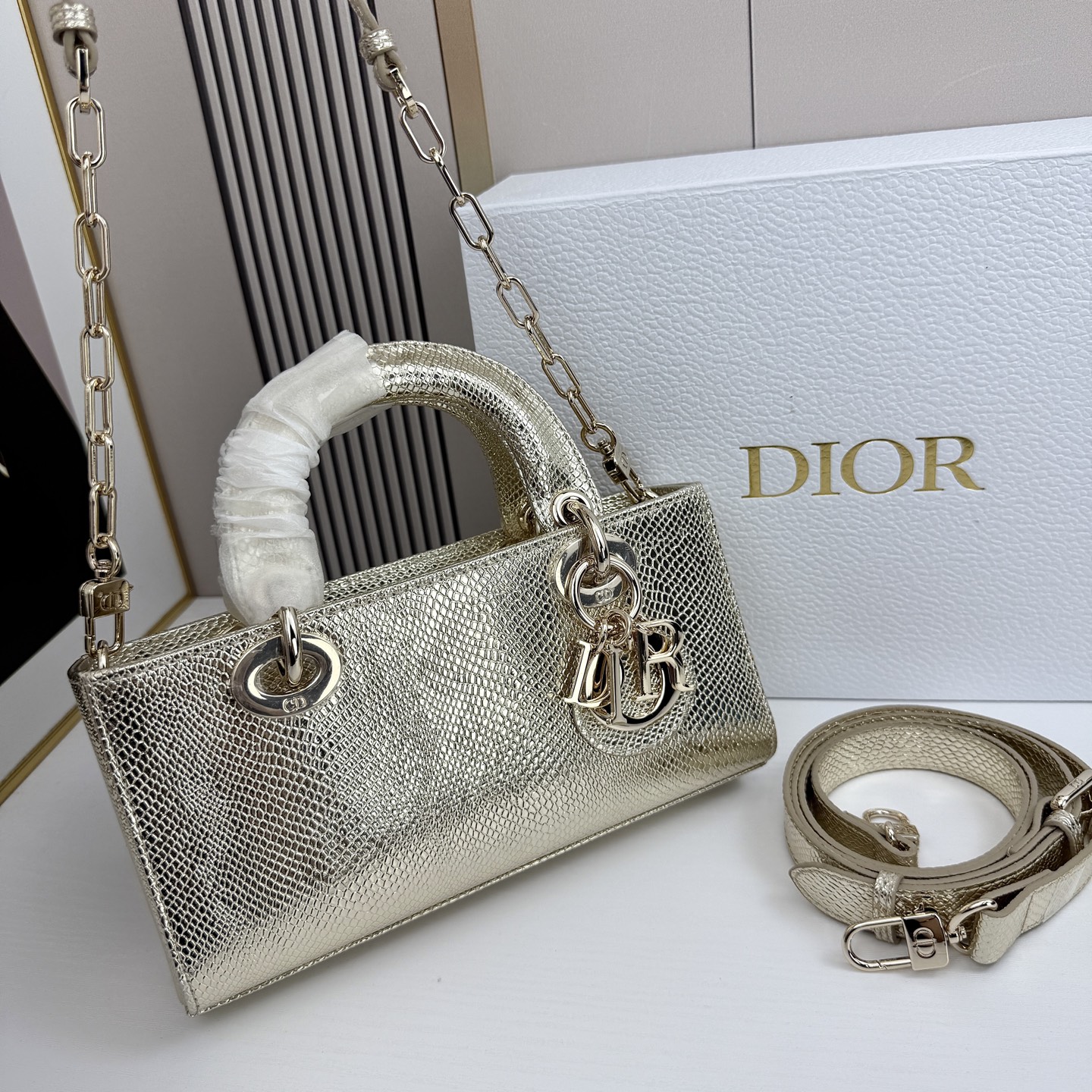 横版小号迪奥Dior 蜥蜴纹戴妃包🖤经典配色超级百搭比较稀有的皮质，搭配超级洋气🫧尺寸：22×13×4c