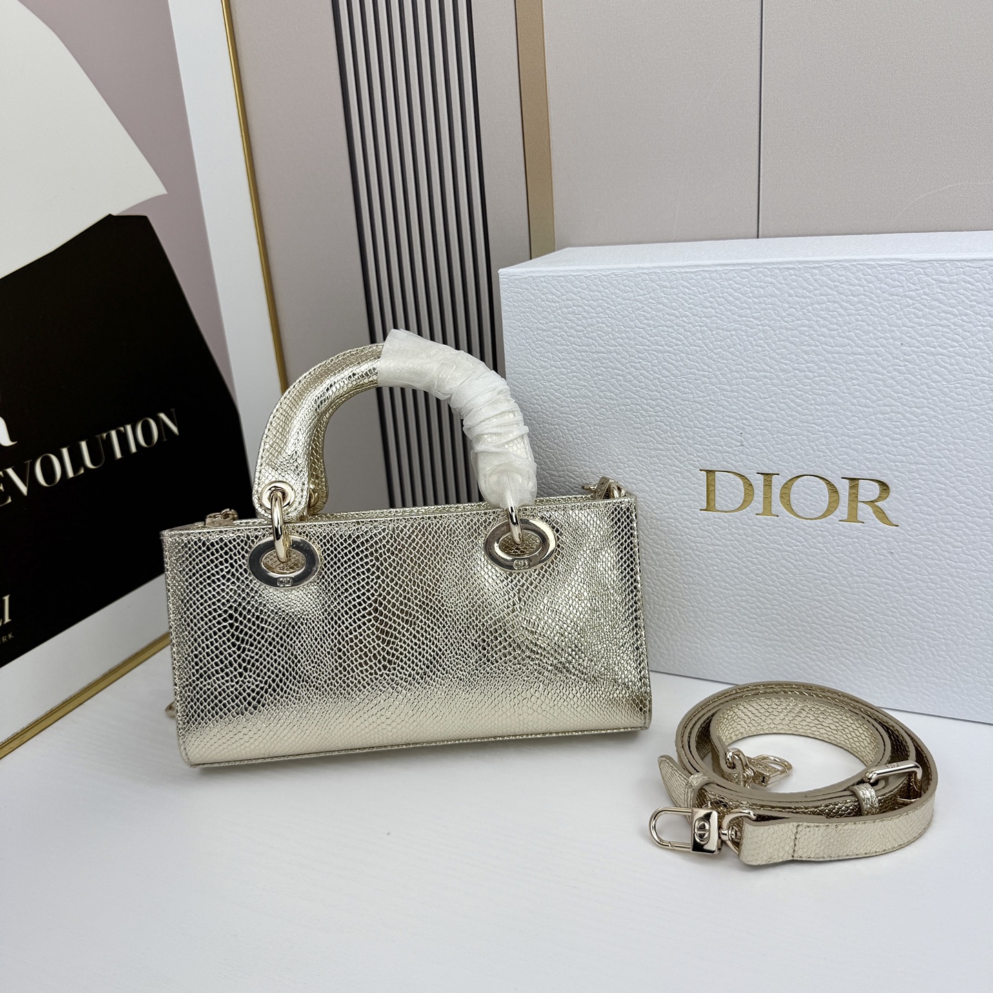 横版小号迪奥Dior 蜥蜴纹戴妃包🖤经典配色超级百搭比较稀有的皮质，搭配超级洋气🫧尺寸：22×13×4c