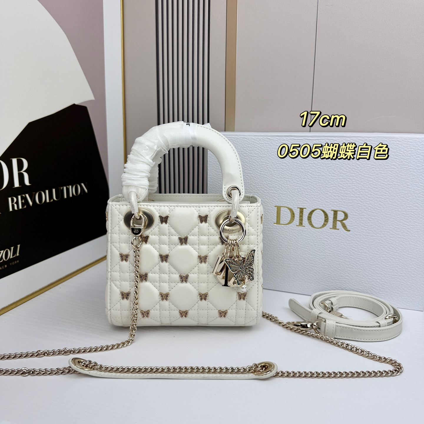 D ior迪奥蝴蝶戴妃包是Lady Dior系列的限量款，金色蝴蝶铆钉，优雅又超有辨识度✨。经典菱格纹+