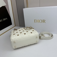 D ior迪奥蝴蝶戴妃包是Lady Dior系列的限量款,金色蝴蝶铆钉,优雅又超有辨识度✨。经典菱格纹+ D ior迪奥蝴蝶戴妃包是Lady Dior系列的限量款,金色蝴蝶铆钉,优雅又超有辨识度✨。经典菱格纹+
