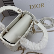 D ior迪奥蝴蝶戴妃包是Lady Dior系列的限量款,金色蝴蝶铆钉,优雅又超有辨识度✨。经典菱格纹+ D ior迪奥蝴蝶戴妃包是Lady Dior系列的限量款,金色蝴蝶铆钉,优雅又超有辨识度✨。经典菱格纹+