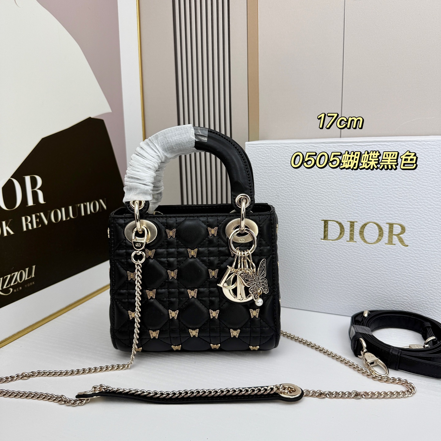 D ior迪奥蝴蝶戴妃包是Lady Dior系列的限量款，金色蝴蝶铆钉，优雅又超有辨识度✨。经典菱格纹+