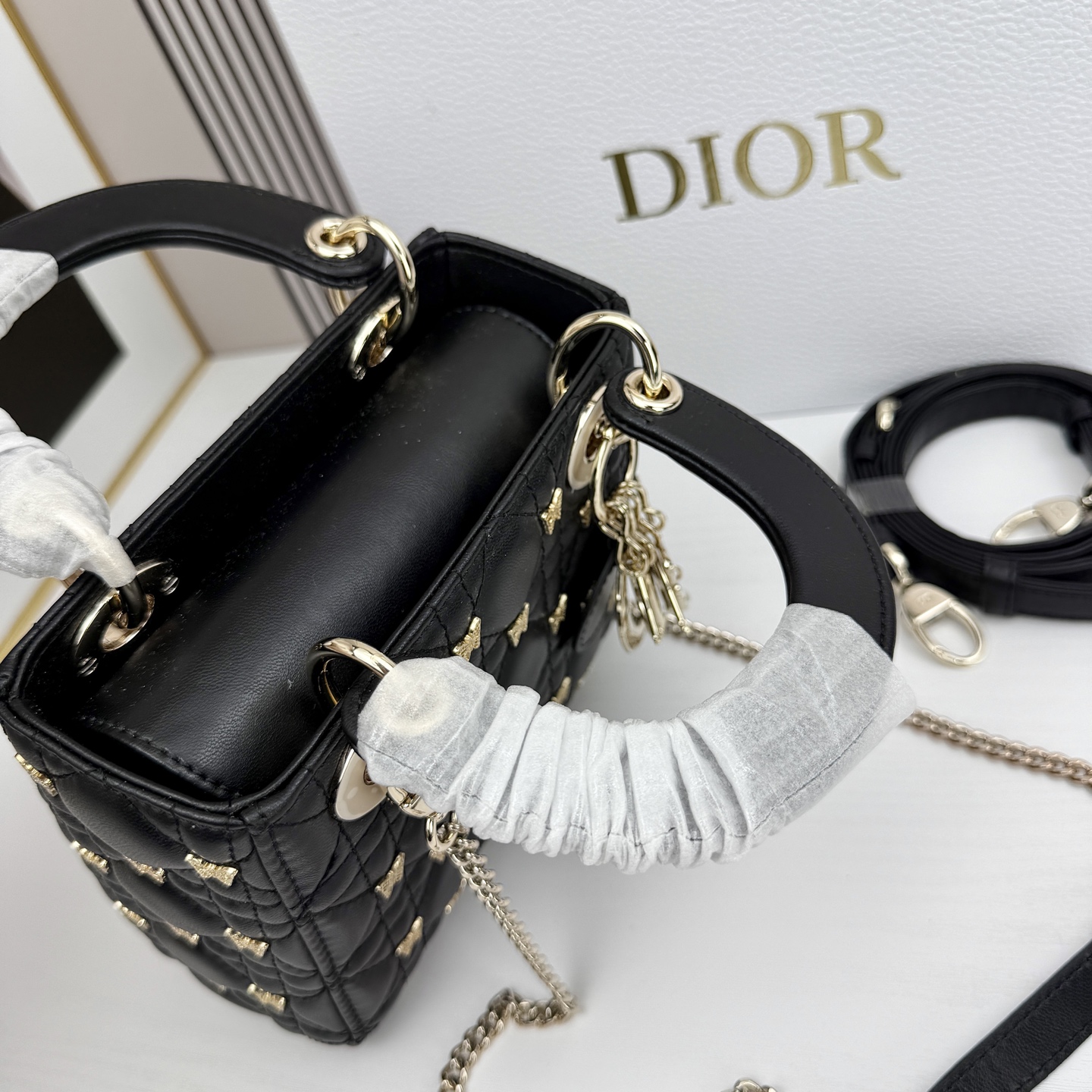 D ior迪奥蝴蝶戴妃包是Lady Dior系列的限量款，金色蝴蝶铆钉，优雅又超有辨识度✨。经典菱格纹+