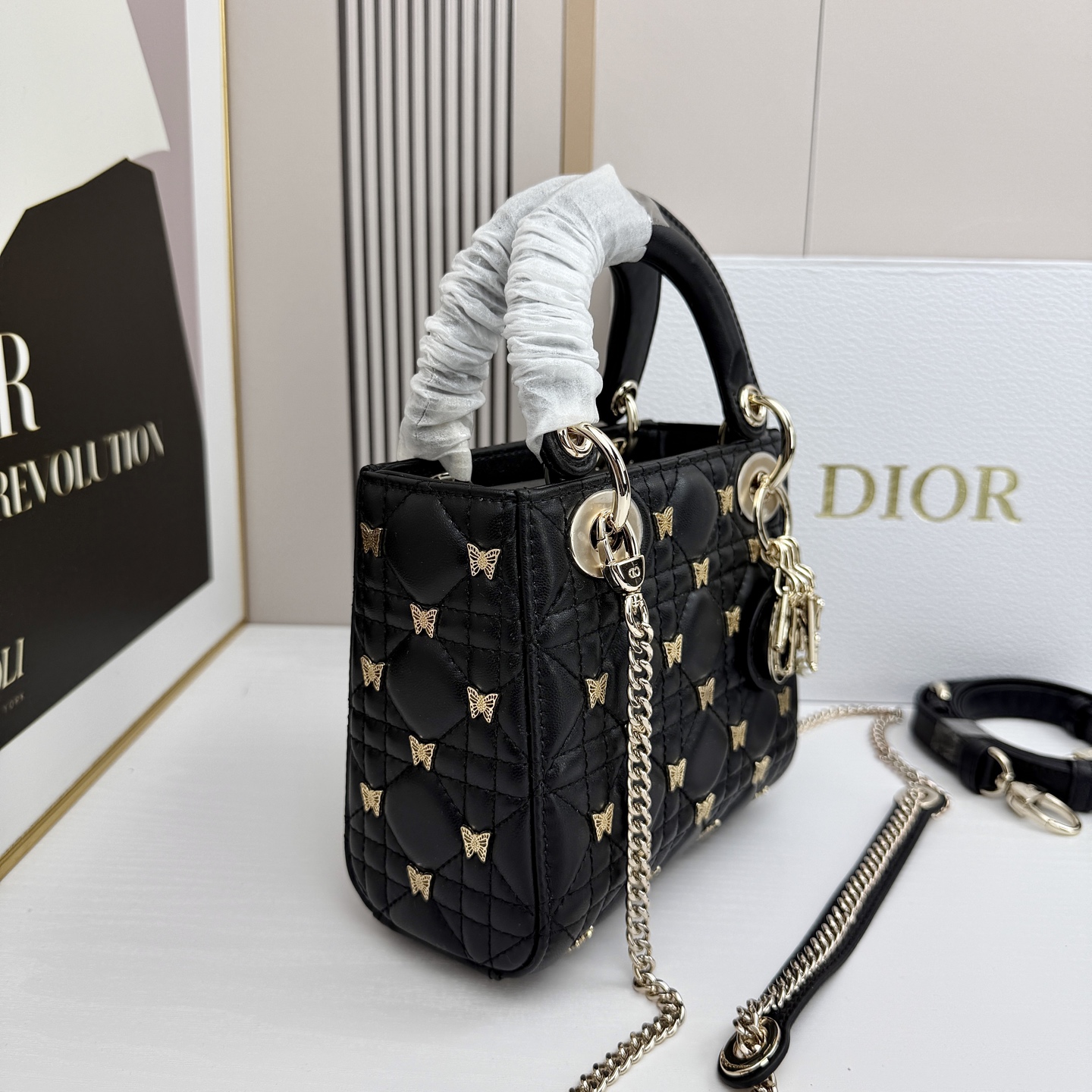 D ior迪奥蝴蝶戴妃包是Lady Dior系列的限量款，金色蝴蝶铆钉，优雅又超有辨识度✨。经典菱格纹+