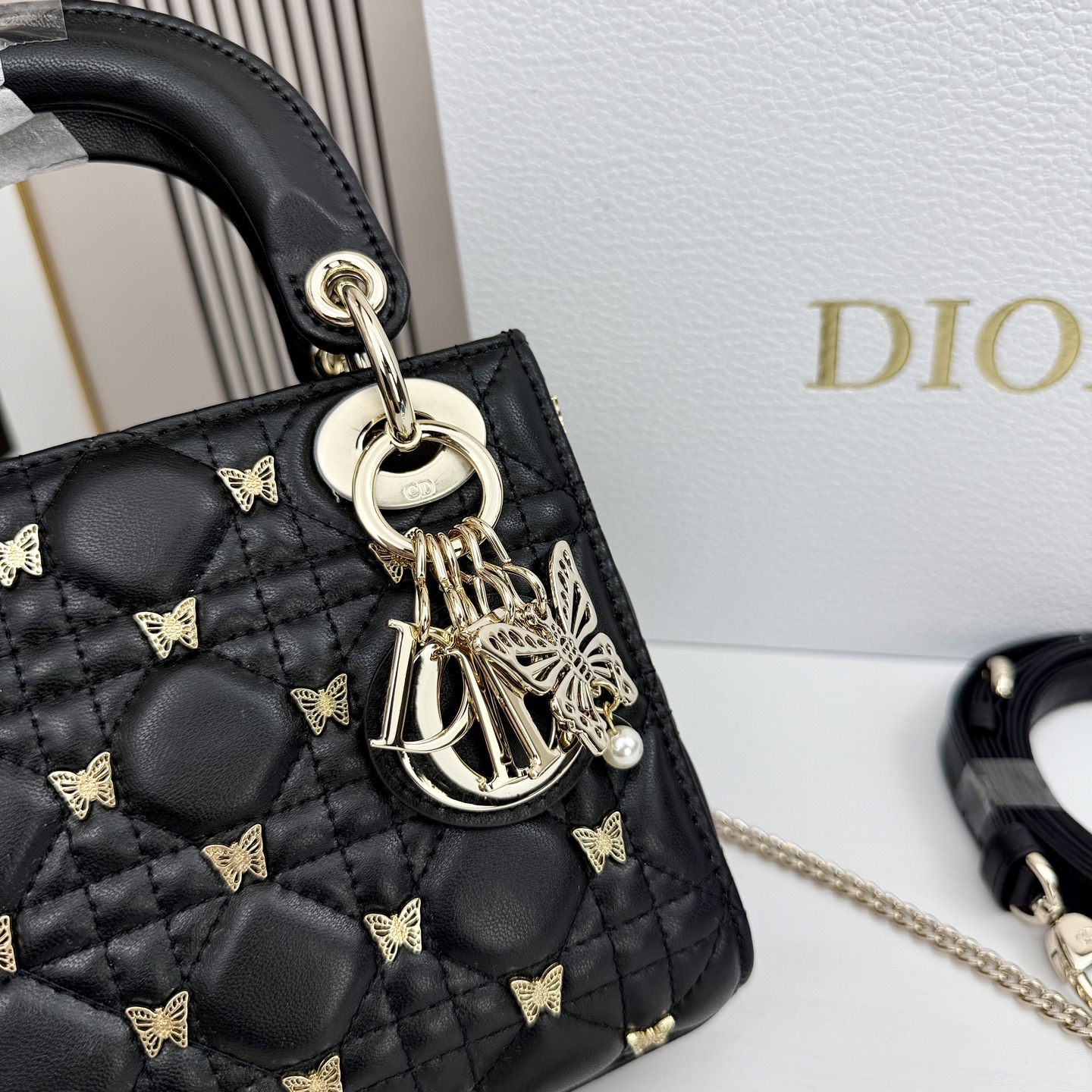D ior迪奥蝴蝶戴妃包是Lady Dior系列的限量款，金色蝴蝶铆钉，优雅又超有辨识度✨。经典菱格纹+