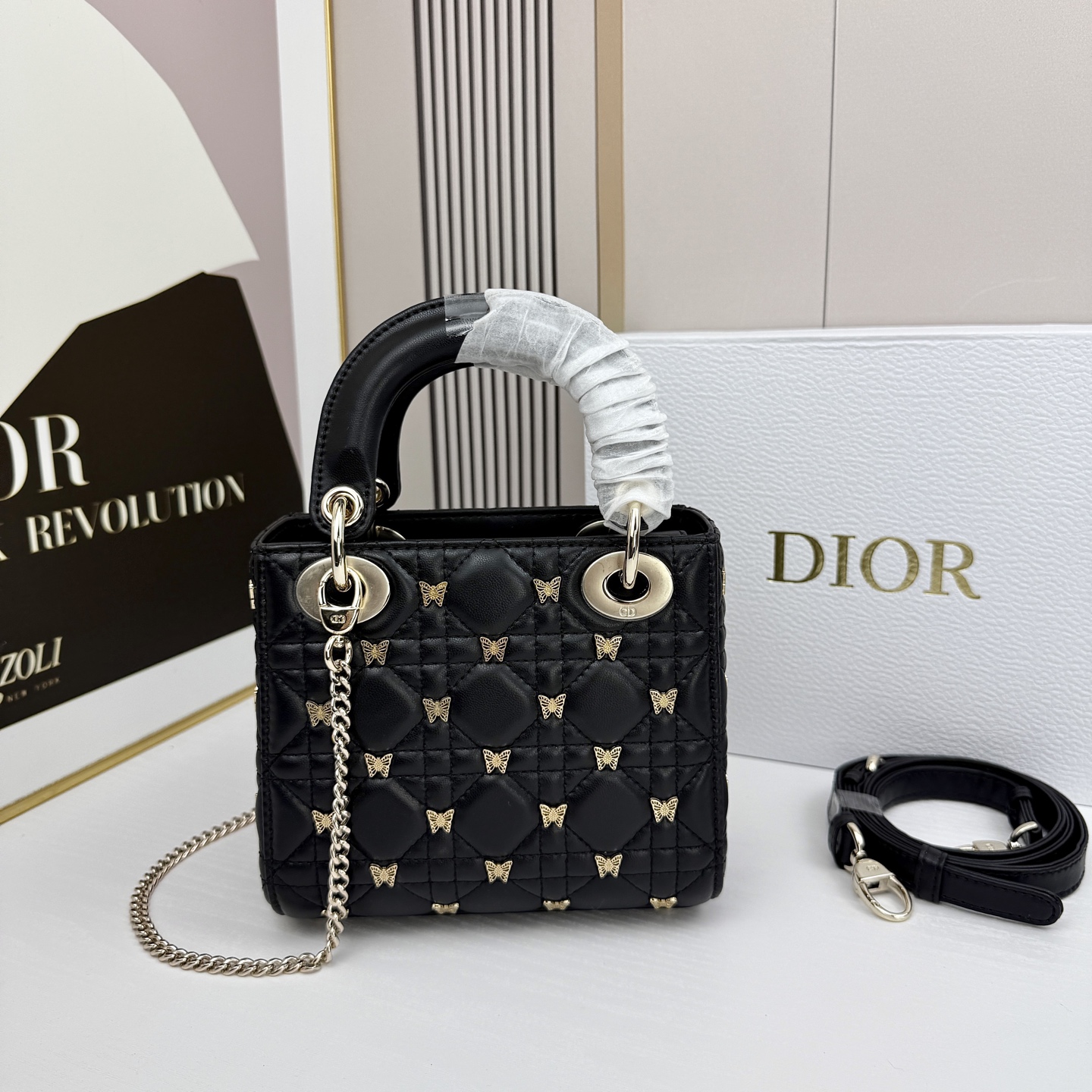 D ior迪奥蝴蝶戴妃包是Lady Dior系列的限量款，金色蝴蝶铆钉，优雅又超有辨识度✨。经典菱格纹+