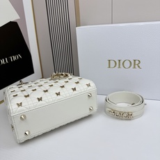 四格Di or迪奥蝴蝶戴妃包是Lady Dior系列的限量款,金色蝴蝶铆钉,优雅又超有辨识度✨。经典菱格 四格Di or迪奥蝴蝶戴妃包是Lady Dior系列的限量款,金色蝴蝶铆钉,优雅又超有辨识度✨。经典菱格