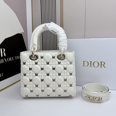 四格Di or迪奥蝴蝶戴妃包是Lady Dior系列的限量款,金色蝴蝶铆钉,优雅又超有辨识度✨。经典菱格 四格Di or迪奥蝴蝶戴妃包是Lady Dior系列的限量款,金色蝴蝶铆钉,优雅又超有辨识度✨。经典菱格
