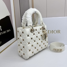 四格Di or迪奥蝴蝶戴妃包是Lady Dior系列的限量款,金色蝴蝶铆钉,优雅又超有辨识度✨。经典菱格 四格Di or迪奥蝴蝶戴妃包是Lady Dior系列的限量款,金色蝴蝶铆钉,优雅又超有辨识度✨。经典菱格