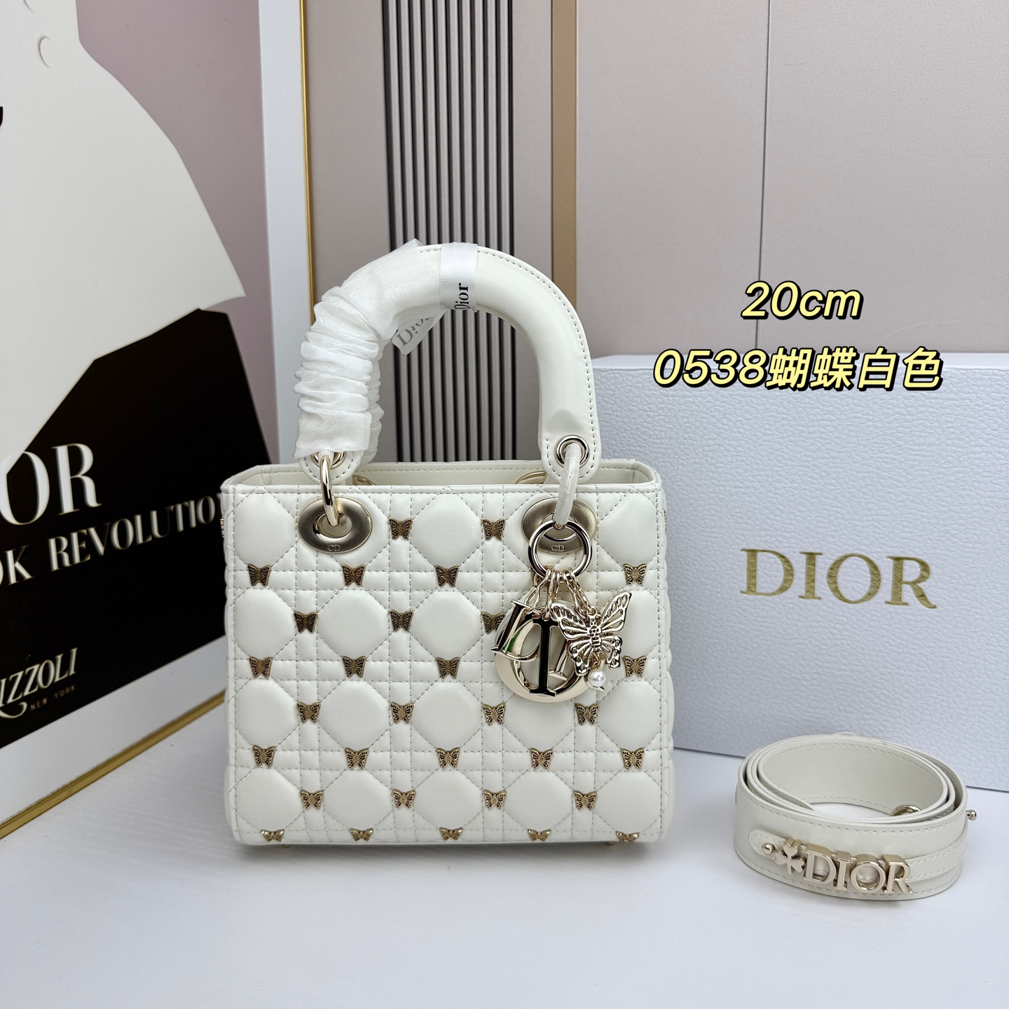 四格Di or迪奥蝴蝶戴妃包是Lady Dior系列的限量款，金色蝴蝶铆钉，优雅又超有辨识度✨。经典菱格