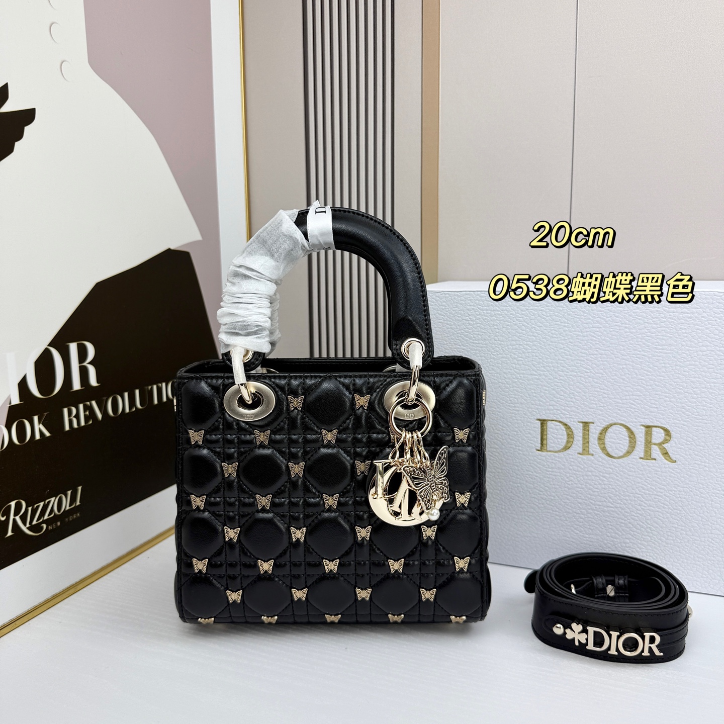 四格Di or迪奥蝴蝶戴妃包是Lady Dior系列的限量款，金色蝴蝶铆钉，优雅又超有辨识度✨。经典菱格