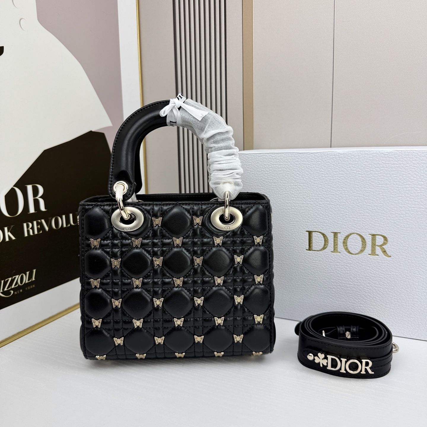 四格Di or迪奥蝴蝶戴妃包是Lady Dior系列的限量款，金色蝴蝶铆钉，优雅又超有辨识度✨。经典菱格