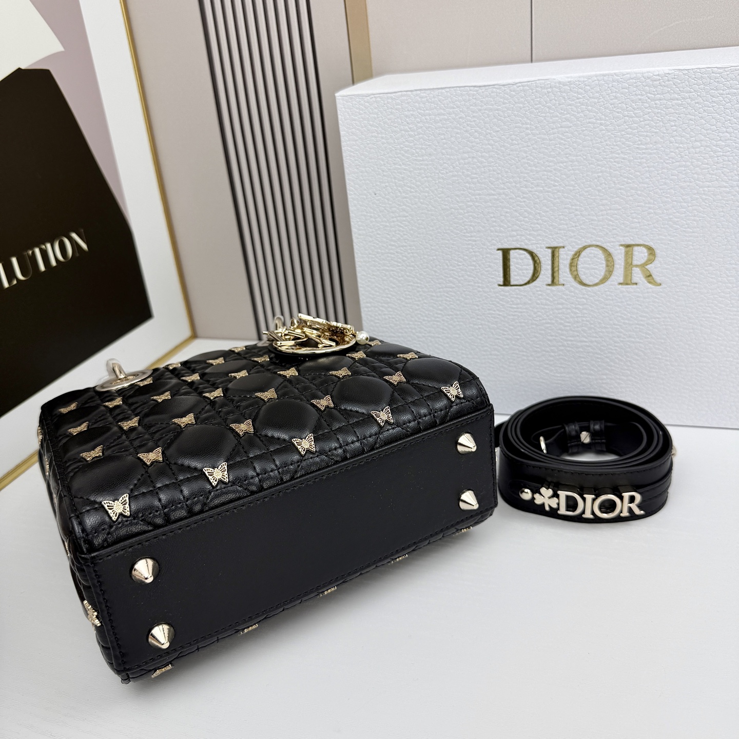 四格Di or迪奥蝴蝶戴妃包是Lady Dior系列的限量款，金色蝴蝶铆钉，优雅又超有辨识度✨。经典菱格